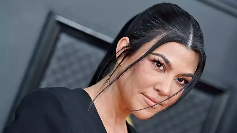 Kourtney Kardashian dyed her hair ash purple and tattooed Travis Barker.