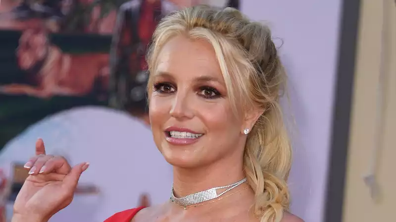 Britney Spears Fires Back at Critics Who Criticize Her Makeup, Then Reveals Her Entire Beauty Routine