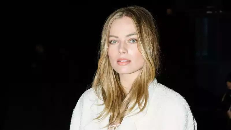 Margot Robbie charms Paris in all-white Chanel