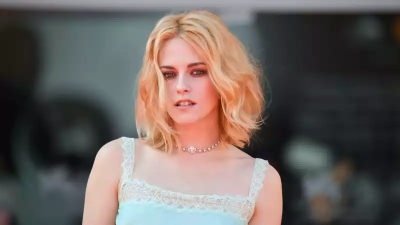 Kristen Stewart would "stay with" Princess Diana if she could.