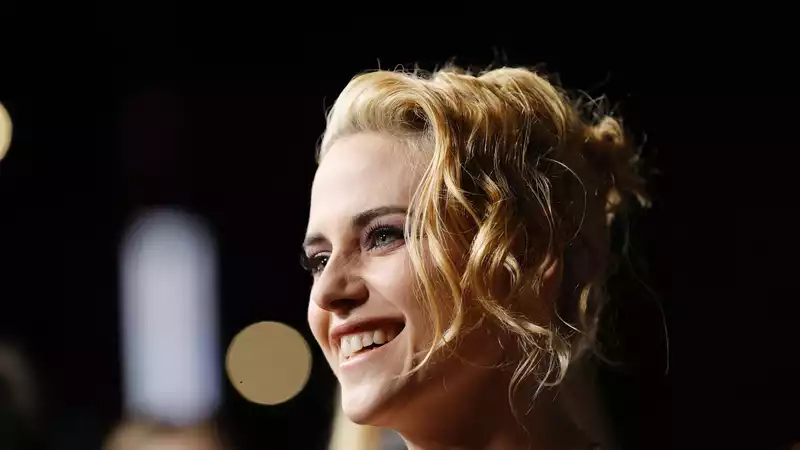 Kristen Stewart Says Playing Princess Diana in a Wedding Dress Was "Creepy"