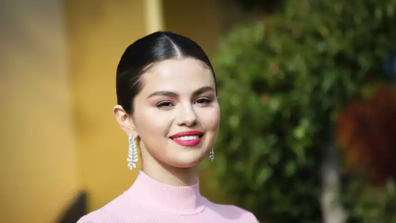 Selena Gomez transforms into a sleek bob