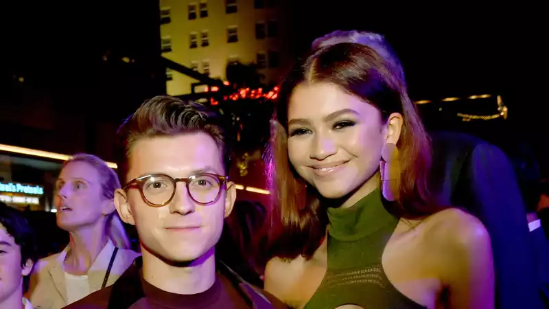 Zendaya praises "very charismatic" Tom Holland.