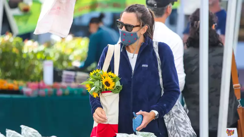 Jennifer Garner, The Healthiest Thing You'll See Today at the Farmer's Market