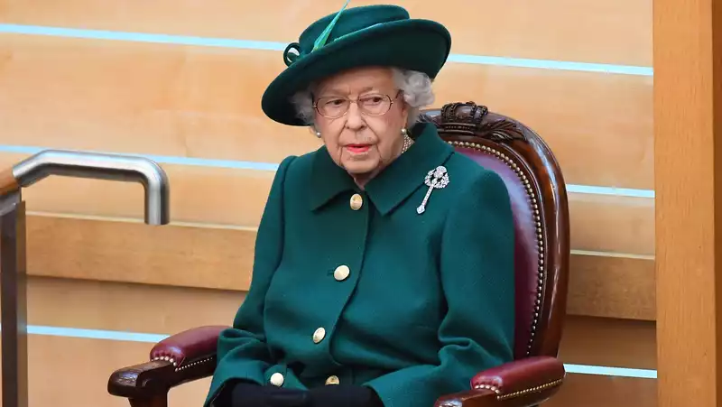 The Queen is reportedly helping Prince Andreou with his legal fees.