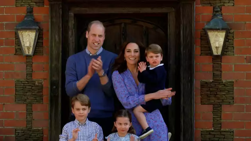 Kate Middleton and Prince William are seen eating hamburgers and french fries with their children