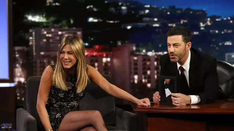 Jennifer Aniston Answers Fans' Bizarre Questions on "Jimmy Kimmel Live"