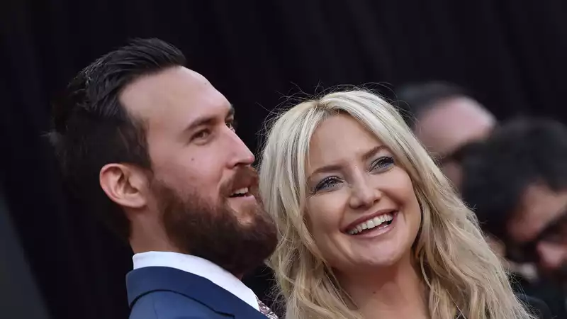 Kate Hudson officially engaged to Danny Fujikawa