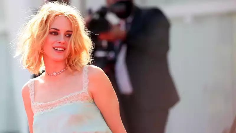 Kristen Stewart gets a standing ovation for her role as Princess Diana