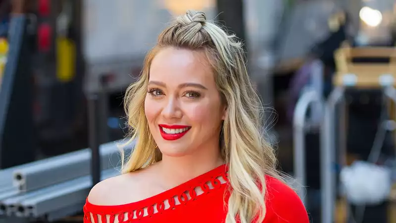 Hilary Duff officially begins filming "How I Met Your Father"