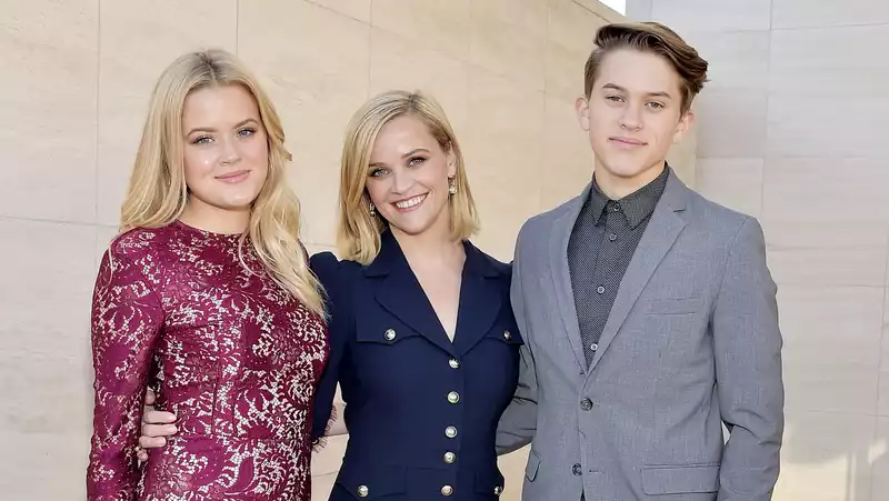 Reese Witherspoon and her children look very much alike in new family photo