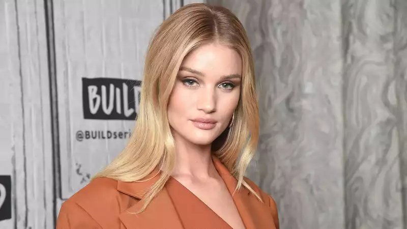 Rosie Huntington-Whiteley Announces Pregnancy in Maternity Style Lesson