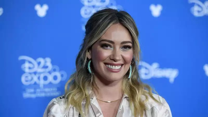 Hilary Duff Shares Photos from the Set of "How I Met Your Father"