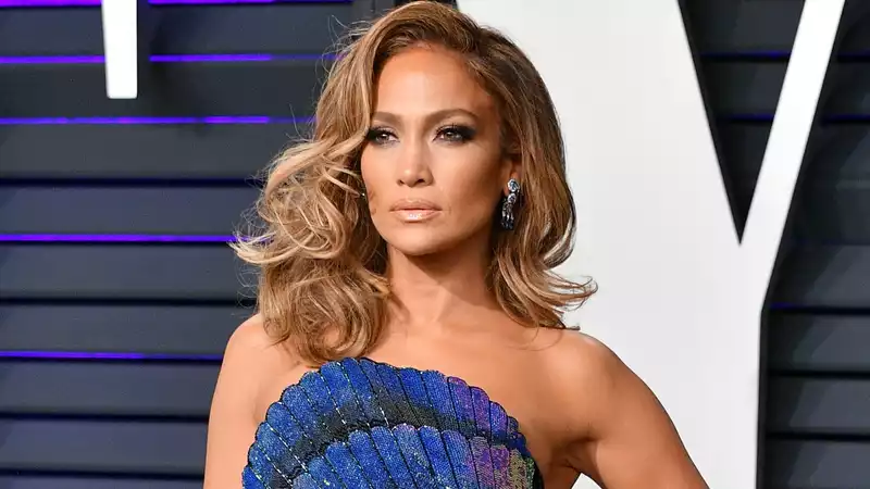 Jennifer Lopez gets a haircut in new selfie