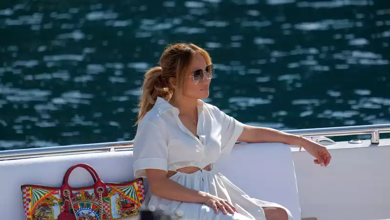 Jennifer Lopez returns home gracefully from romantic getaway with Ben Affleck