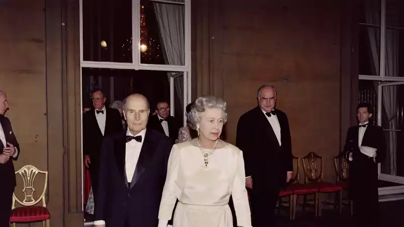 Footage was discovered of the royal family socializing at a 1991 G7 cocktail reception.