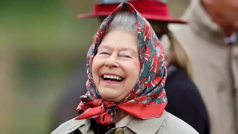 The queen amusingly mocked the tourists who had failed to notice her in Balmoral.