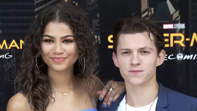 Zendaya talks about her "closeness" with Tom Holland and the "Spider-Man" cast.