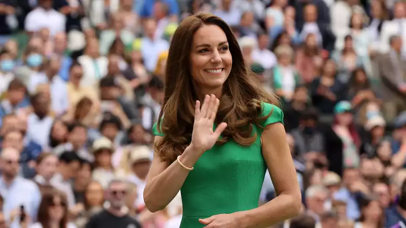 Kate Middleton, in an emerald green dress, on a Wimbledon date with Prince William.