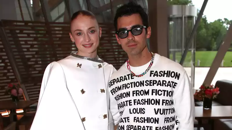 Sophie Turner dumps photo on Instagram of her and Joe Jonas on vacation in Paris.