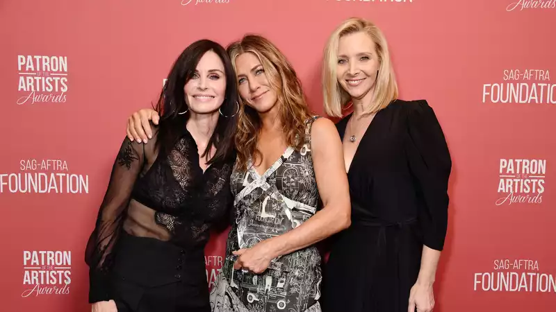 Courteney Cox, Lisa Kudrow, and Jennifer Aniston Reunite with "Friends"