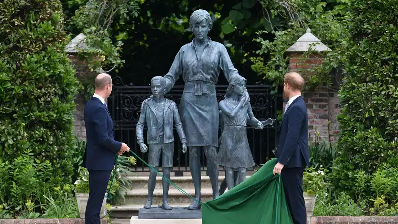 Lipreader reveals Prince Harry's reaction to seeing Princess Diana's statue for the first time