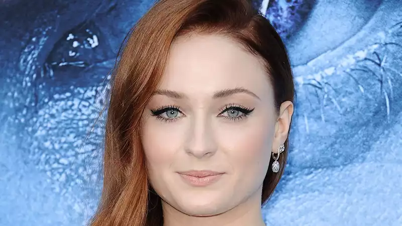 Sophie Turner dyes her hair red again and Sansa Stark is reborn.