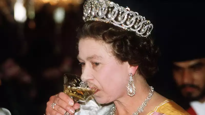 Queen Elizabeth is selling beer and gin.