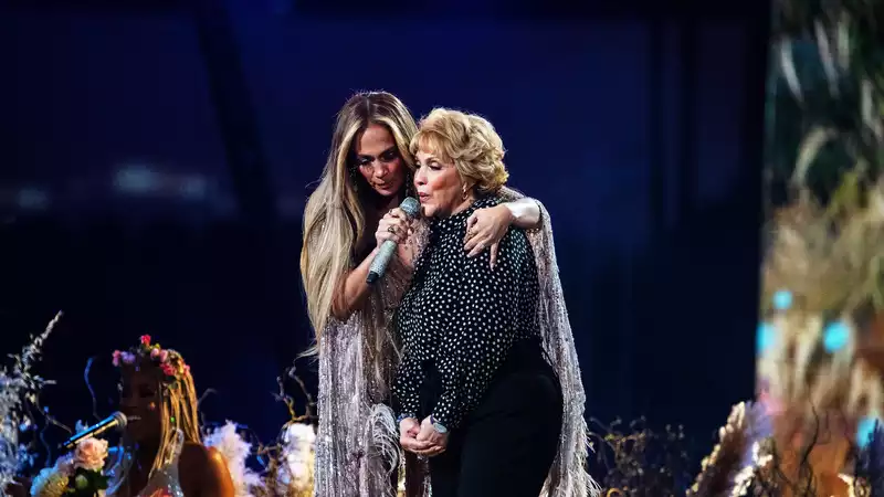 Jennifer Lopez duets with her mother on "Sweet Caroline" at Vax Live