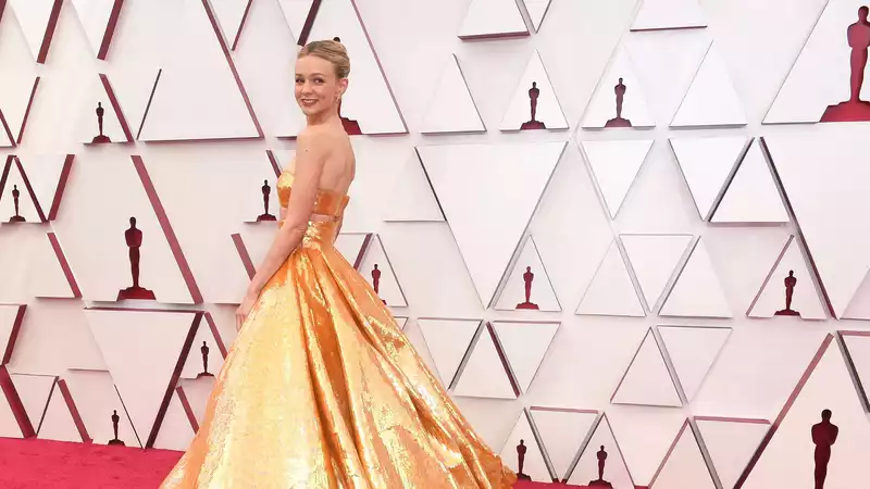 Carey Mulligan Wears Valentino to the 2021 Oscars as a Gold Goddess