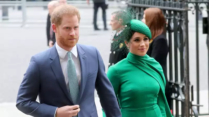 Prince Harry and Meghan Markle's Feud with Royal Family Could 'Overthrow' Monarchy, Experts Say