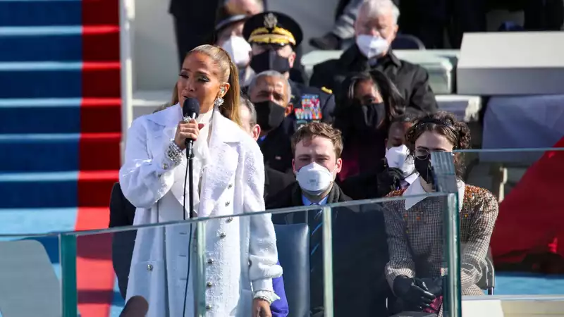 Jennifer Lopez calls for unity in Spanish at inauguration