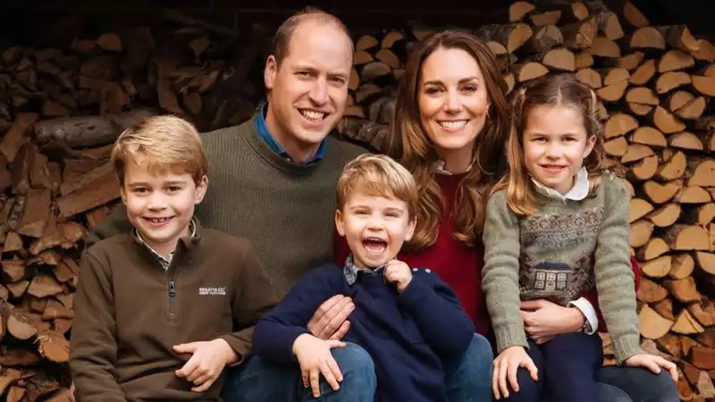 Photo of a family Christmas card in which Princess Charlotte mimics Kate Middleton's fabulous style.