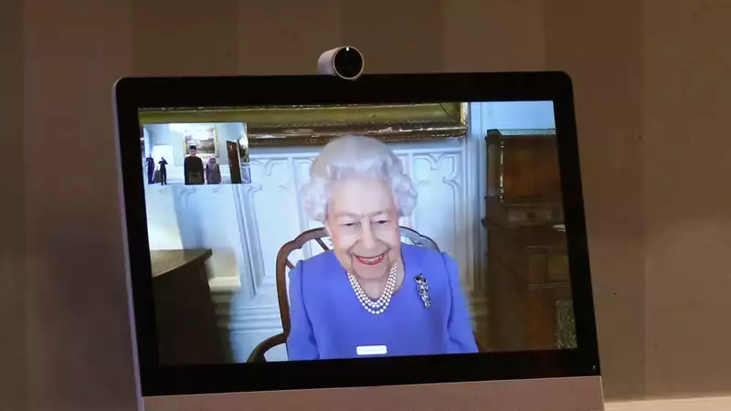 Queen of England casually reveals unpublished photos of her great-grandchildren in a video chat.