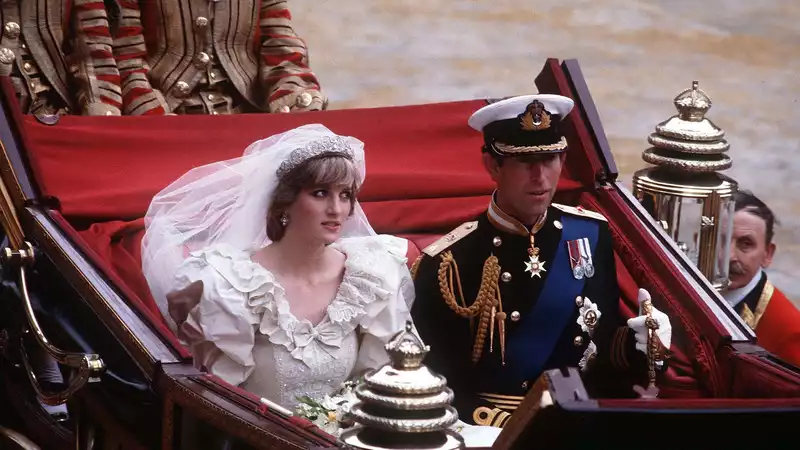 Princess Diana wears special low-heeled shoes on her wedding day to avoid being taller than Prince Charles.