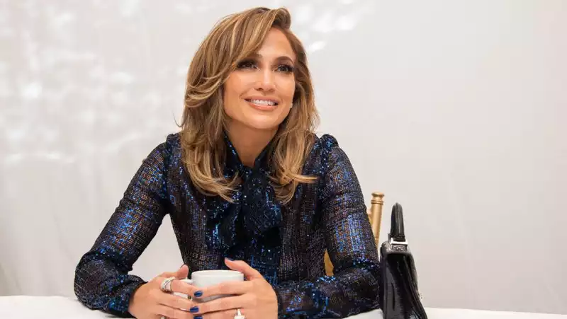 J.Lo Shows Off Natural Skin in Makeup-Free Video, Reveals She's Never Tried Botox