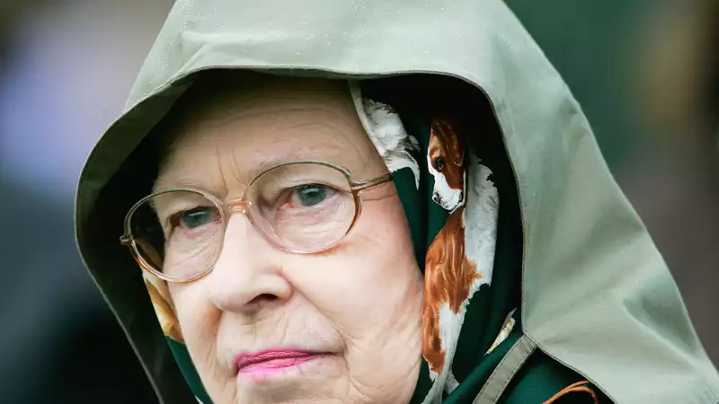 Queen Elizabeth reportedly mourns the death of her dog Vulcan.