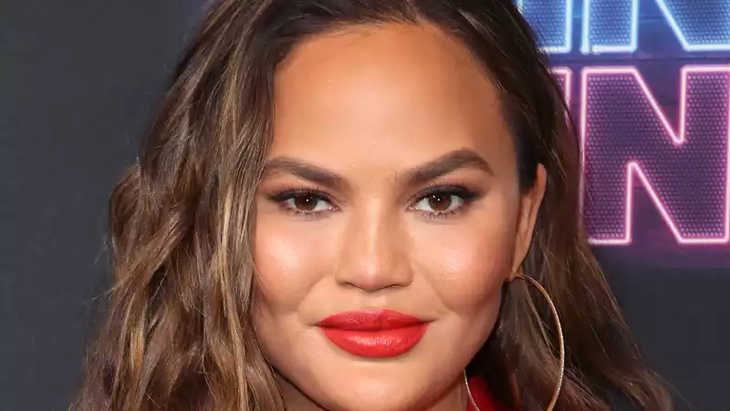 Chrissy Teigen's red lip is the beauty insto you need for the holiday season!