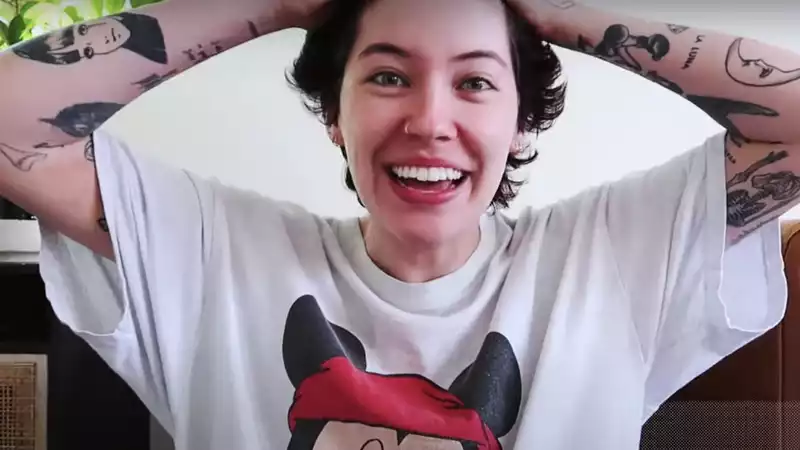 Bishop Briggs knows how to treat swollen eyes.