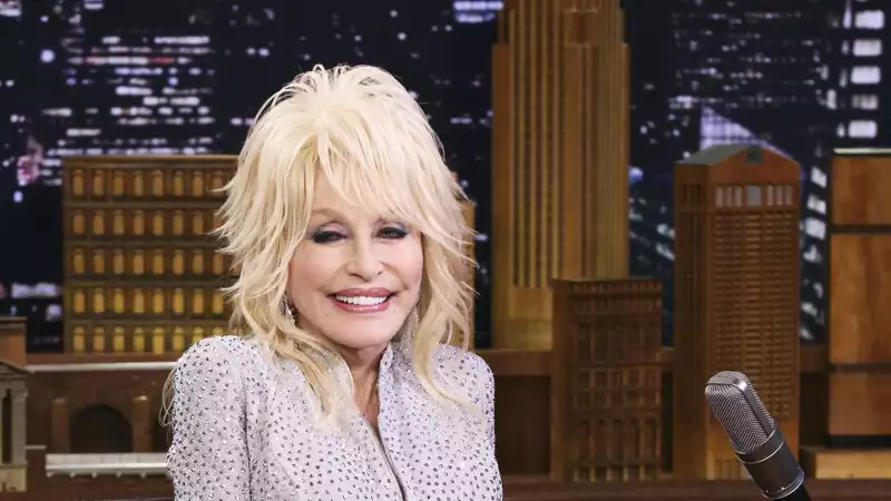 Dolly Parton Announces Christmas Album and Holiday Merchandise