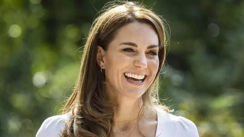 Kate Middleton wears a personalized necklace with a sweet tribute to her children.