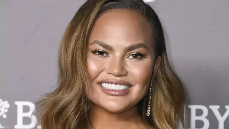 Chrissy Teigen's pregnancy craving for sour candy literally burns her tongue.