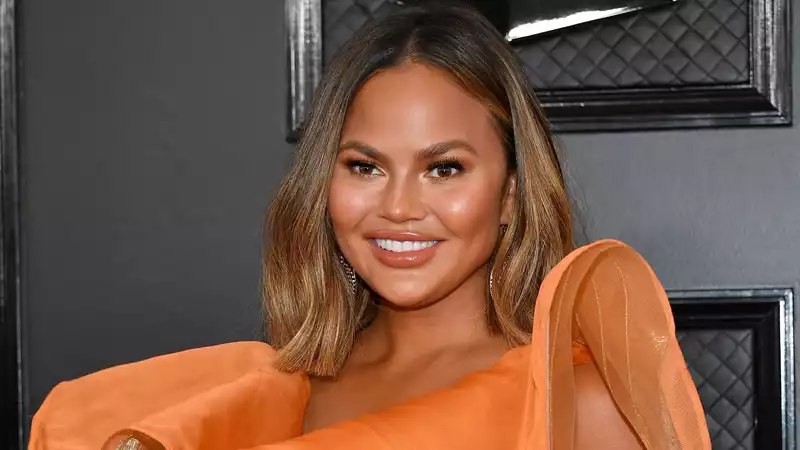 Chrissy Teigen buys up teachers' school supply lists on Twitter.