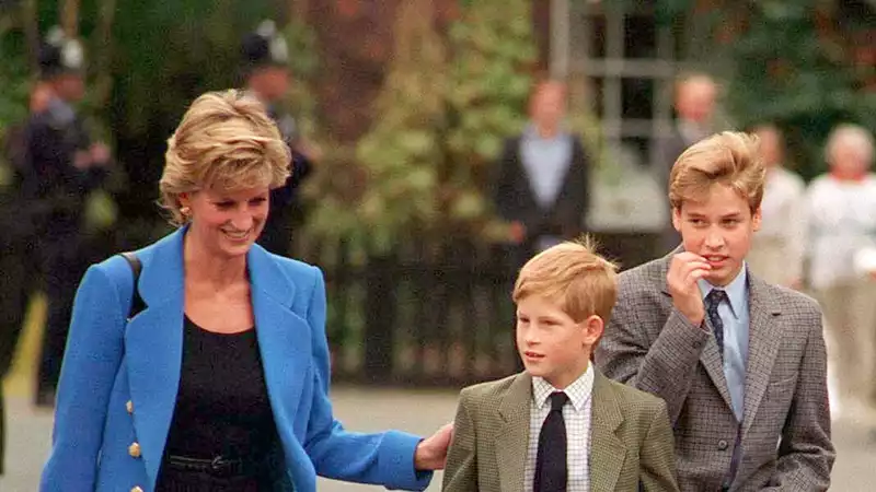 Princess Diana makes sure that Prince Harry does not feel less important than the future King, Prince William.