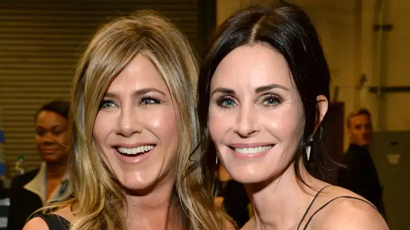 Jennifer Aniston and Courteney Cox create cute PSA encouraging the wearing of face masks.