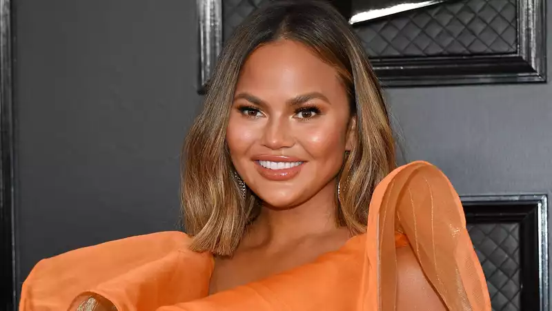 Chrissy Teigen's neon eye makeup is perfect for summer