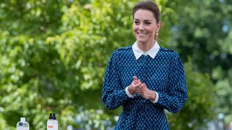 Kate Middleton wears blue silk to celebrate the birthday of the National Health Service