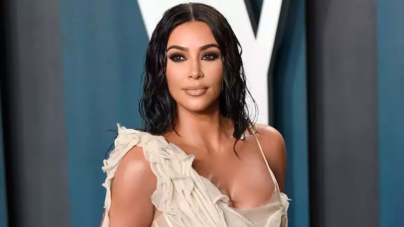 Kim Kardashian dyes her hair bright red and looks like a different person.