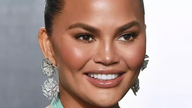 Chrissy Teigen responds best to body criticism on Twitter.