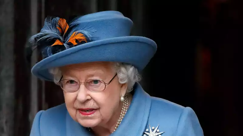 The Queen is photographed on the phone and accidentally becomes a meme.